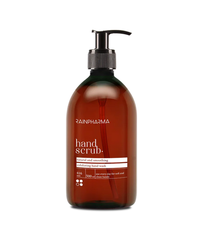 Een bruine pompflacon met het opschrift &quot;RainPharma Hand Scrub - 500 ml,&quot; een natuurlijke gel met scrubdeeltjes van bamboe voor gladde, geëxfolieerde handen.