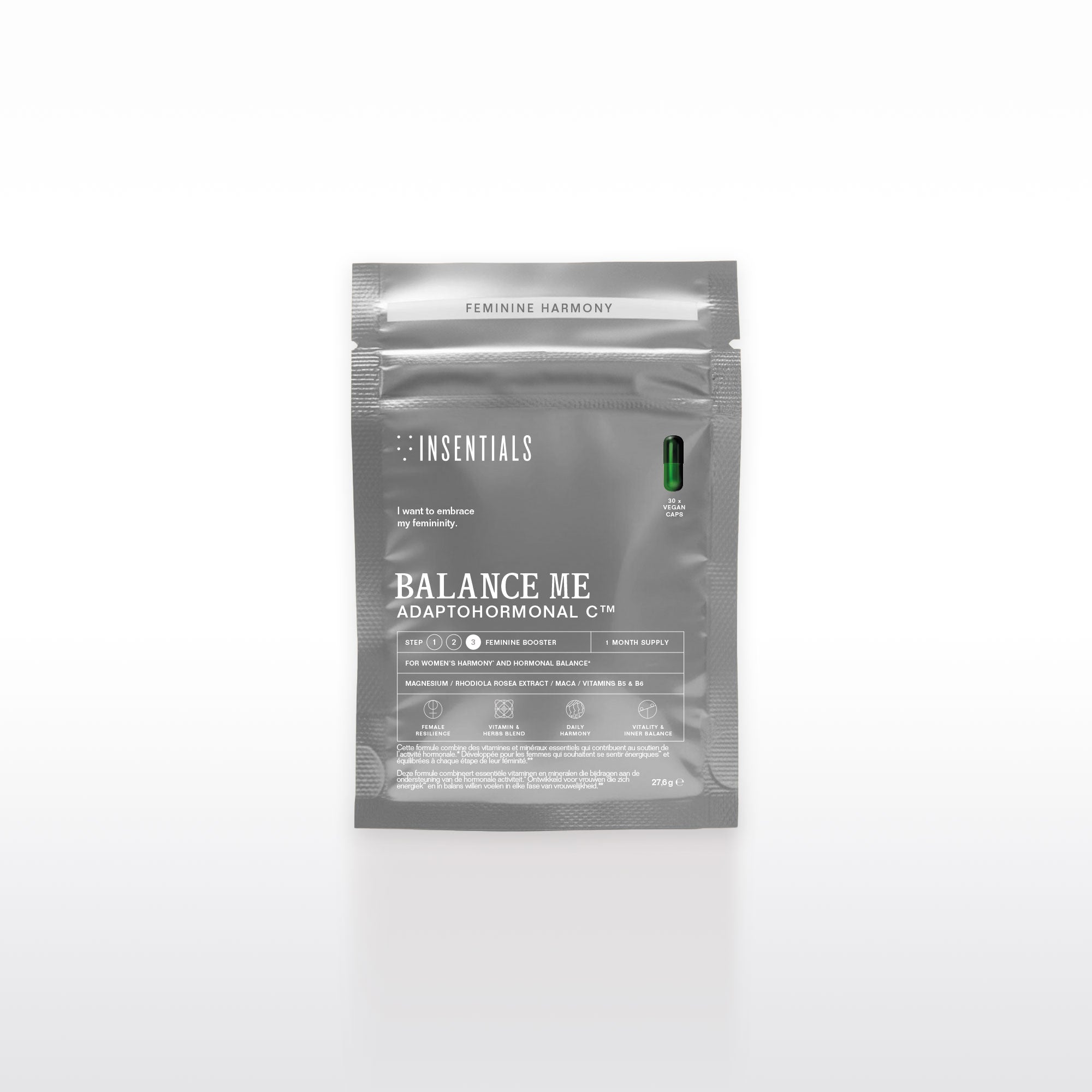 Een grijs pakje met de tekst „Insentials Balance Me – Hormonale Balans &amp; Menopauze Support” staat rechtop, met daarop een afbeelding van een groene capsule, met rhodiola en maca ter ondersteuning van de hormonale regulatie.