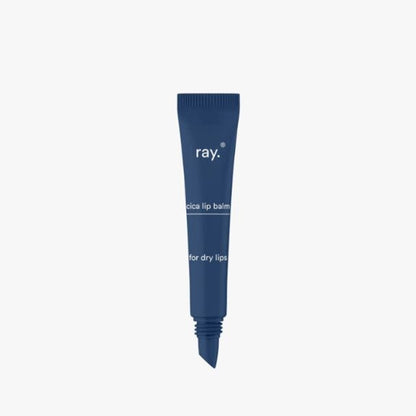 Een rechtopstaande blauwe tube met het label &quot;Ray Cica Lippenbalsem&quot; staat op een effen witte achtergrond.
