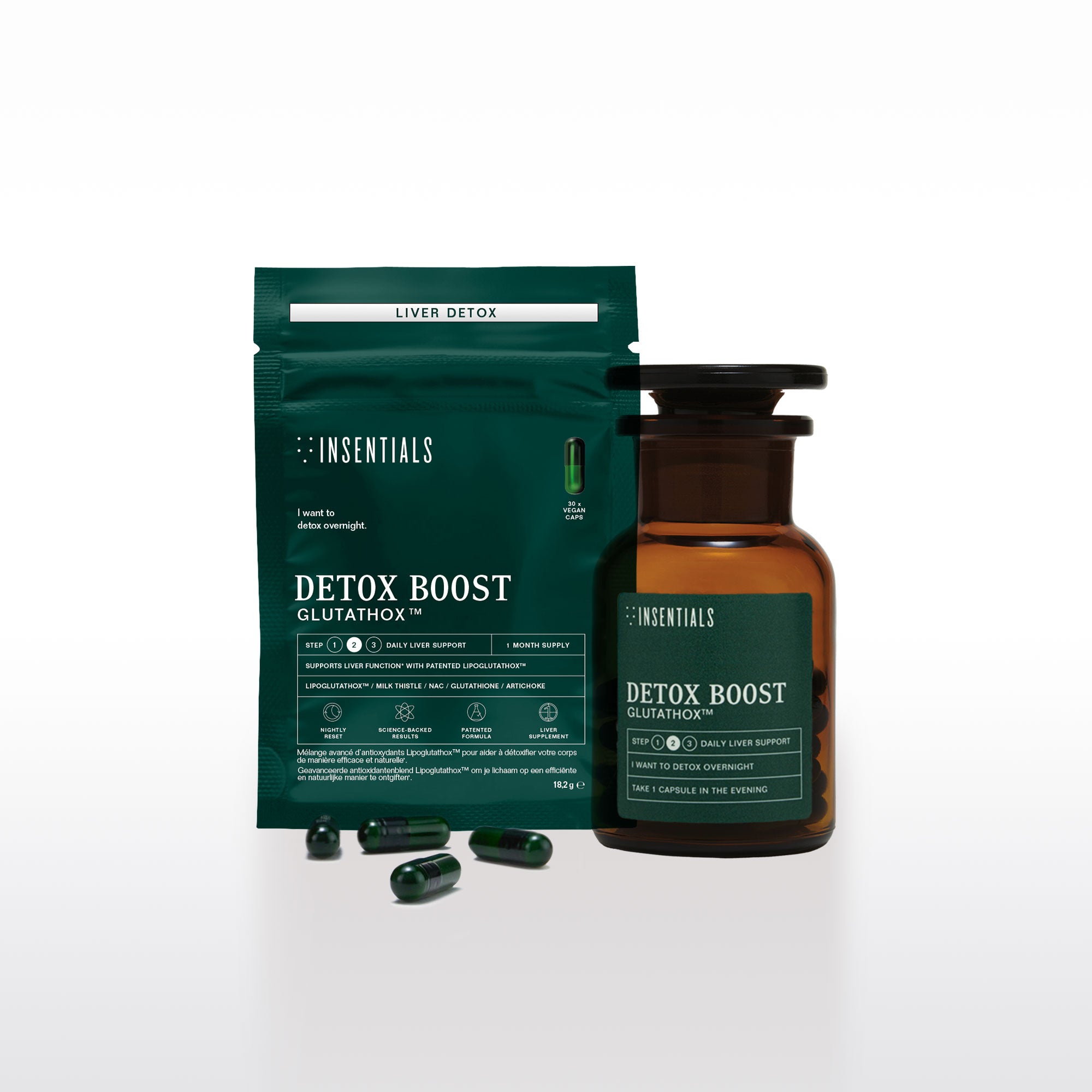 Er is een groen pakje en een amberkleurige fles te zien met het opschrift „Detox Boost (leverontgifting en spijsvertering)” van Insentials, met daarvoor een aantal groene capsules, allemaal tegen een witte achtergrond.