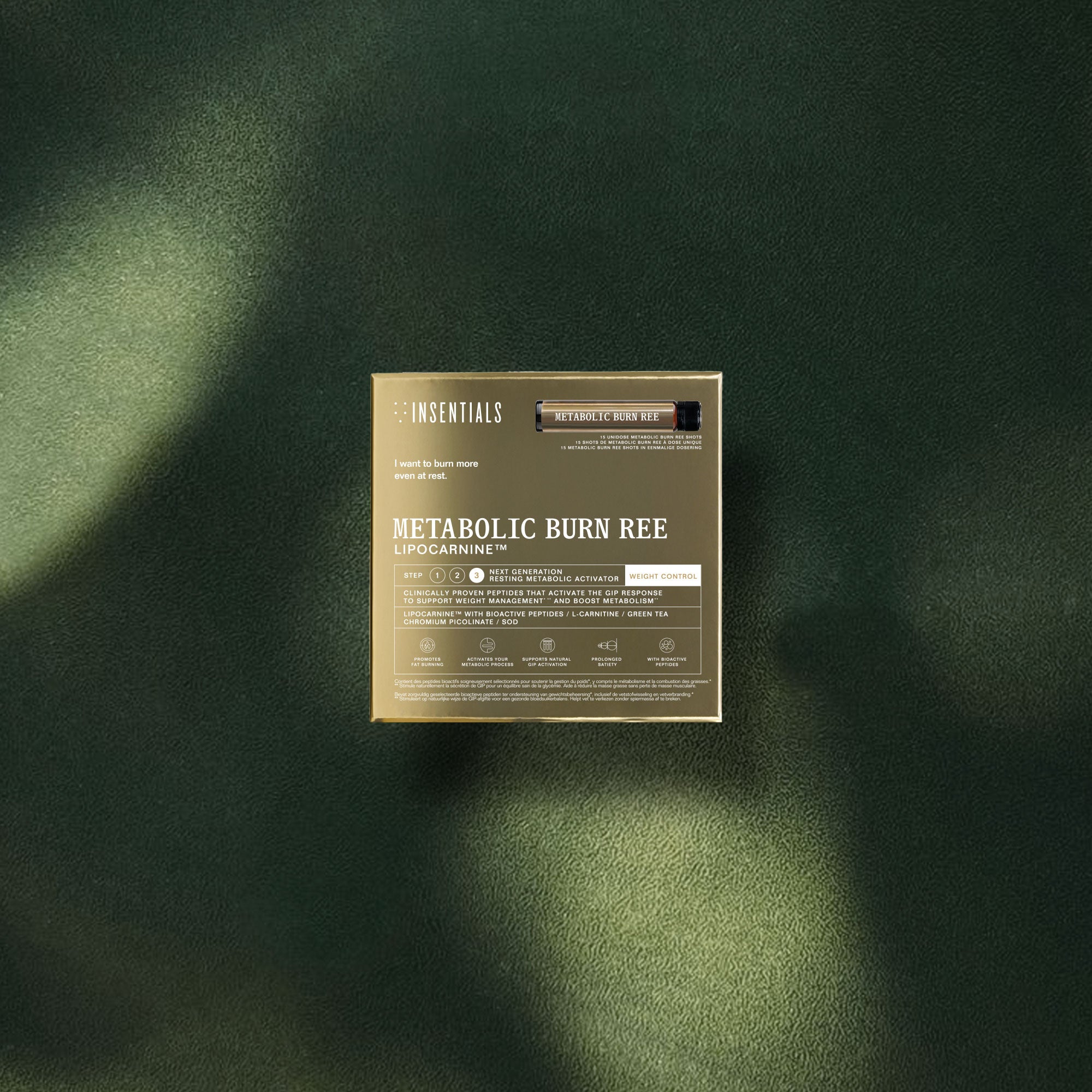Een doos Insentials Metabolic Burn REE – Ondersteunt Metabolisme in Rust, een voedingssupplement dat is samengesteld om gewichtsverlies te ondersteunen en de vetverbranding te bevorderen door je ruststofwisseling te stimuleren, staat op een donkergroen oppervlak met textuur, badend in zacht licht.