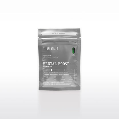 Op een grijs hersluitbaar zakje met het opschrift „NRM3+ (Mental Boost) – Focus &amp; Concentratie” van Insentials staan informatie over het supplement en rechtsboven een afbeelding van een kleine groene capsule, waarbij de nadruk ligt op noötropica zoals Lion’s Mane en andere neuroregeneratieve paddenstoelen voor een verbeterde mentale helderheid.