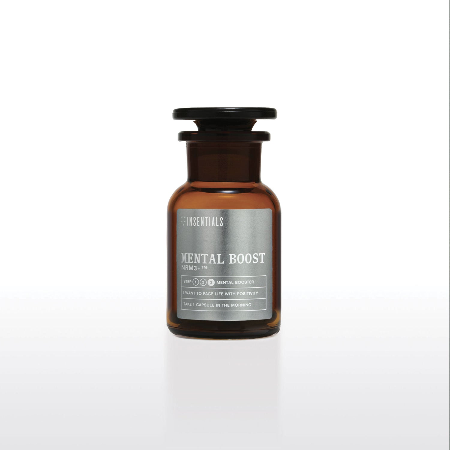 Een bruine glazen fles met het etiket „NRM3+ (Mental Boost) – Focus &amp; Concentratie” van Insentials, voorzien van duidelijke gebruiksaanwijzingen en merkaanduidingen, staat op een wit oppervlak tegen een effen achtergrond. Dit zorgvuldig verpakte voedingssupplement bevat krachtige noötropica zoals Lion’s Mane, bekend om de neuroregeneratieve eigenschappen van deze paddenstoel.