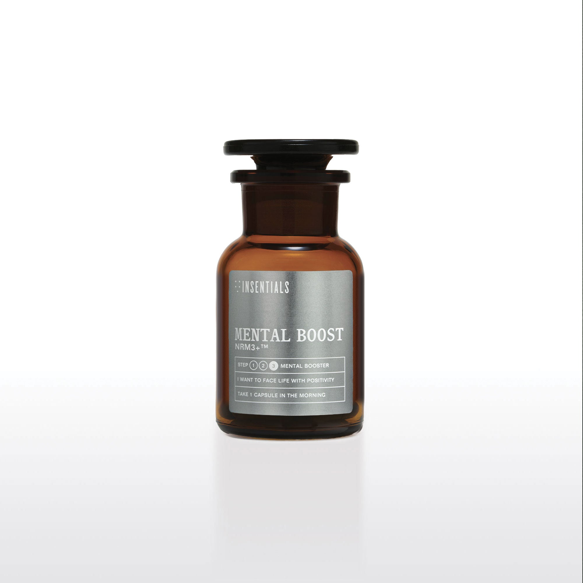 Een bruine glazen fles met het etiket „NRM3+ (Mental Boost) – Focus &amp; Concentratie” van Insentials, voorzien van duidelijke gebruiksaanwijzingen en merkaanduidingen, staat op een wit oppervlak tegen een effen achtergrond. Dit zorgvuldig verpakte voedingssupplement bevat krachtige noötropica zoals Lion’s Mane, bekend om de neuroregeneratieve eigenschappen van deze paddenstoel.