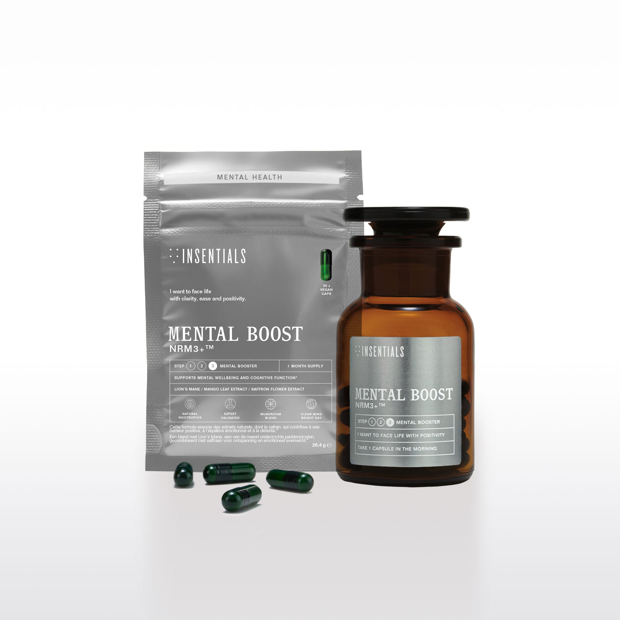 Een bruine glazen fles en een zilverkleurig zakje met het opschrift NRM3+ (Mental Boost) – Focus &amp; Concentratie van Insentials worden getoond, met daarvoor verspreid liggende groene capsules, tegen een witte achtergrond. Dit supplement is samengesteld uit krachtige noötropica en neuroregeneratieve paddenstoelen zoals Lion’s Mane en is ontwikkeld om de cognitieve prestaties te ondersteunen en de mentale helderheid te verbeteren.