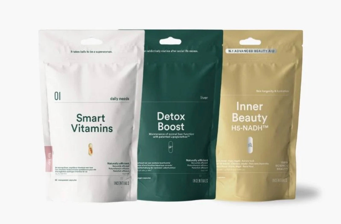 Drie hersluitbare zakjes uit het Smart Inner Beauty Pack van Insentials, samengesteld voor huidverjonging met hyaluronzuur, staan naast elkaar tegen een witte achtergrond.