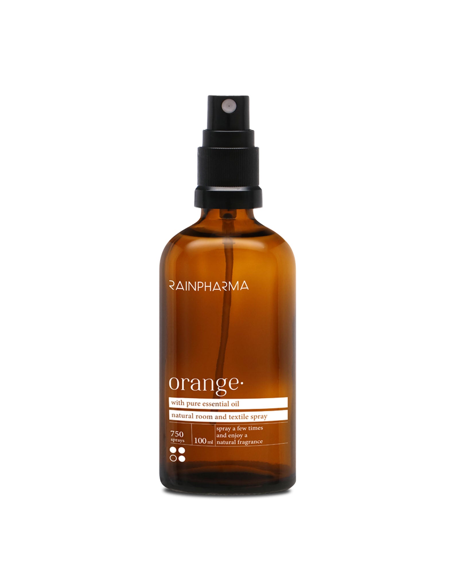 Een amberkleurige glazen spuitfles van 100 ml met het opschrift „RainPharma Natural Room Spray Orange”, gevuld met pure etherische oliën voor een natuurlijke geur in de kamer en op textiel, en voorzien van een zwarte verstuiver – perfect als natuurlijk huisparfum.