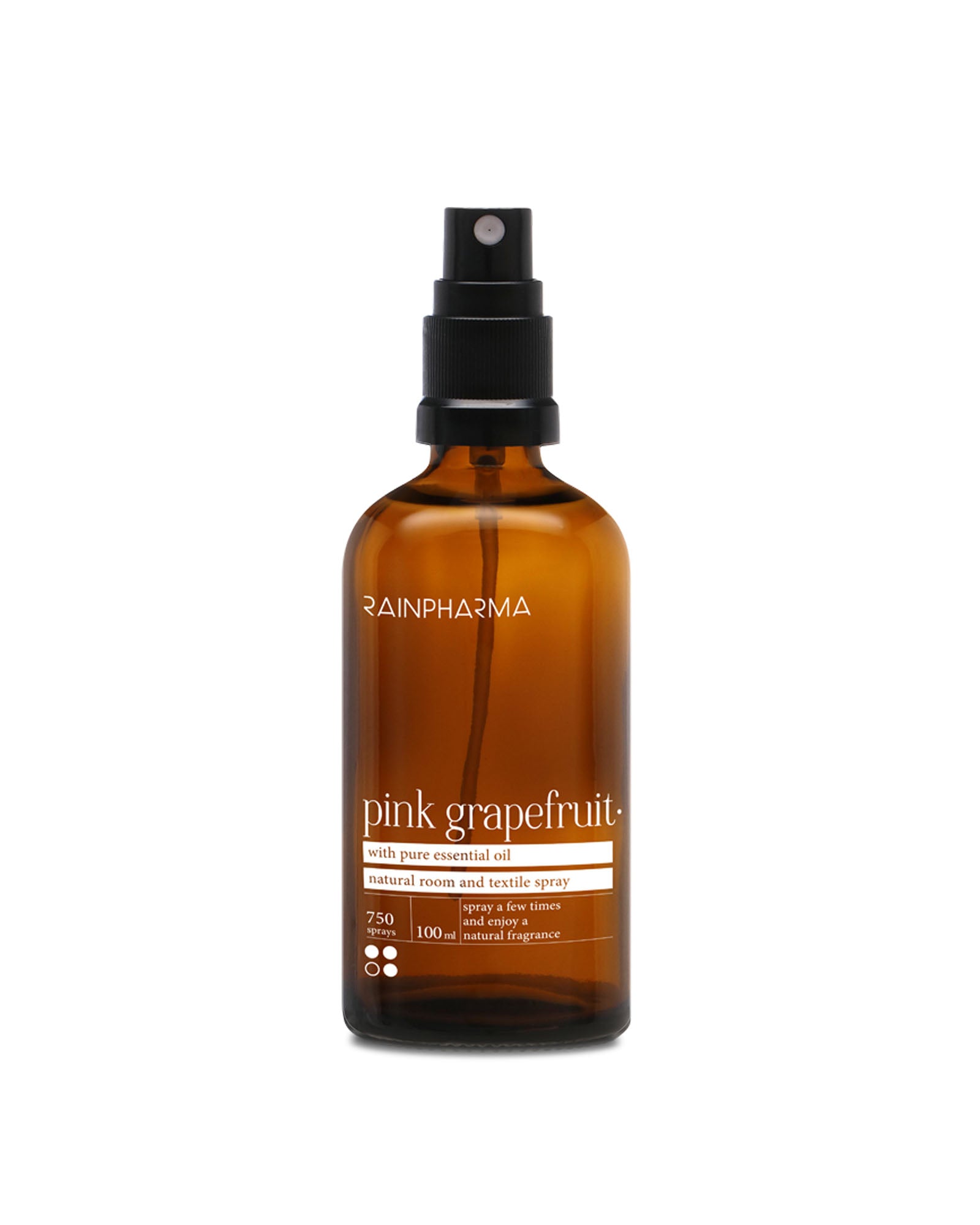 Een bruin RainPharma Room Spray Pink Grapefruit flesje met pure essentiële olie, 100 ml, geïsoleerd op een witte achtergrond.