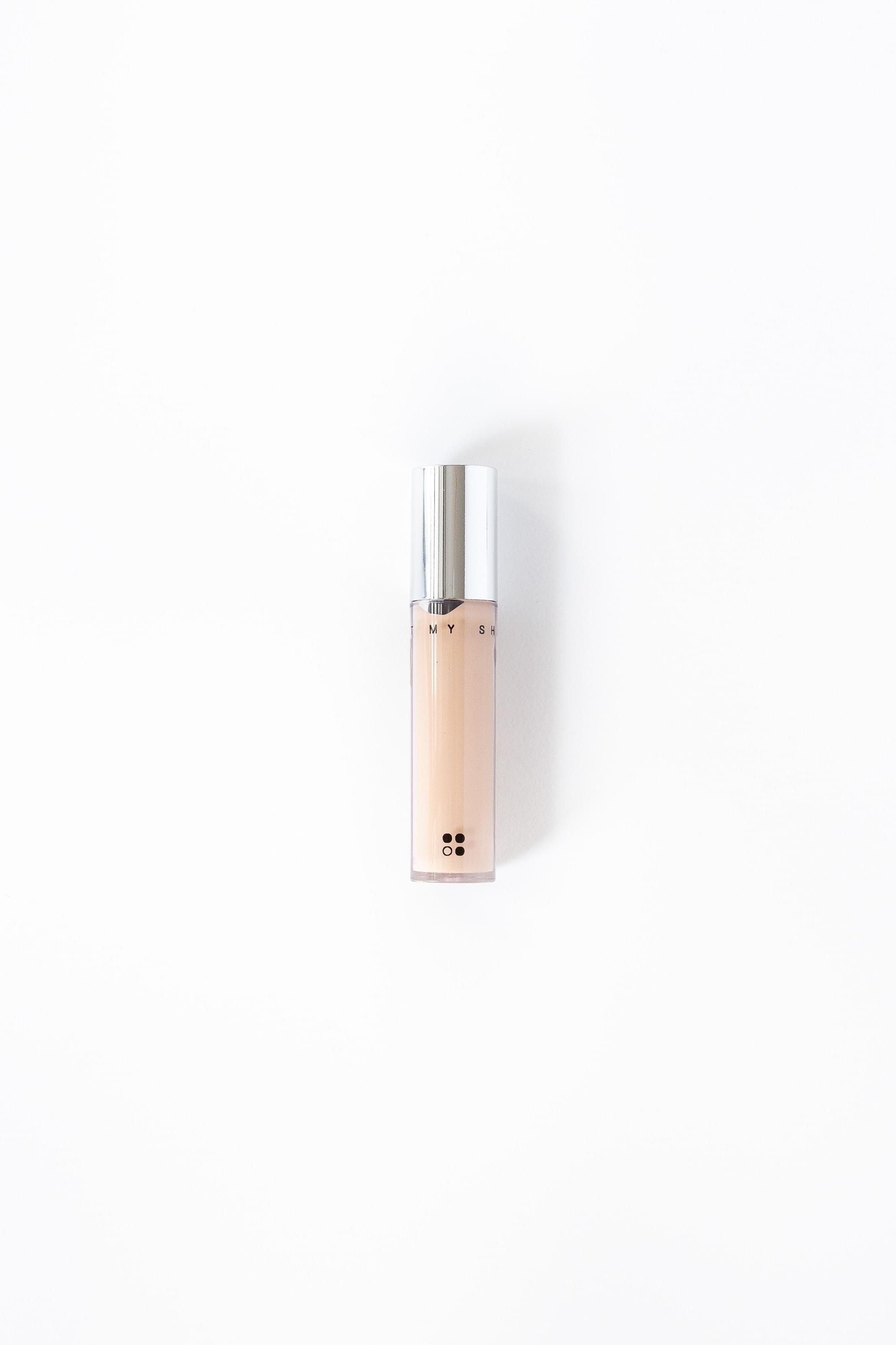 Een doorzichtige en zilveren tube RainPharma Make Up - Natural Concealer &