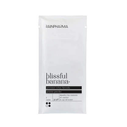Een wit zakje met het opschrift &quot;RainPharma Shake Blissful Banana Zakjes&quot; met bananensmaak en instructies voor het oplossen van één eiwitrijk tussendoortje in 200 ml water.