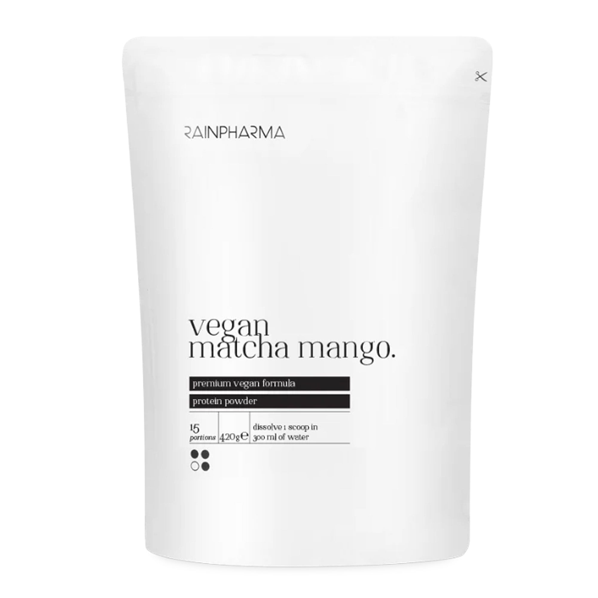 Een minimalistisch wit zakje met RainPharma’s NIEUWE! Shake – Matcha Mango veganistisch proteïnepoeder met zwarte tekst – ideaal voor een heerlijke plantaardige matcha-proteïneshake.