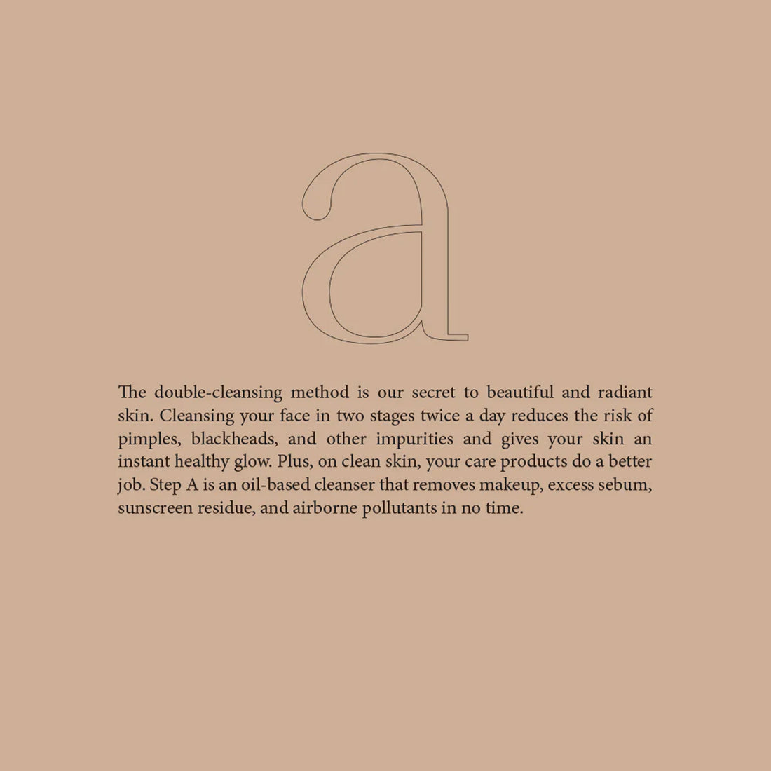 Tekst op een perzikkleurige achtergrond legt de dubbele reinigingsvoordelen uit voor een heldere, stralende huid en benadrukt de RainPharma Oil Cleanser (Advanced Precleanser) - een gelaatsreiniger op oliebasis - als de essentiële eerste stap.