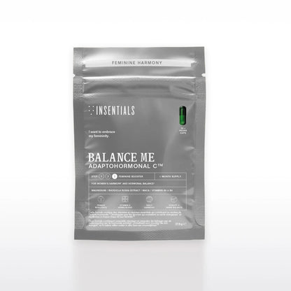Een grijs pakje met het opschrift „Balance Me – Hormonale Balans &amp; Menopauze Support” van Insentials, met supplementen voor de vrouwelijke hormoonbalans met belangrijke ingrediënten zoals maca en een enkele groene capsule rechtsboven in beeld.
