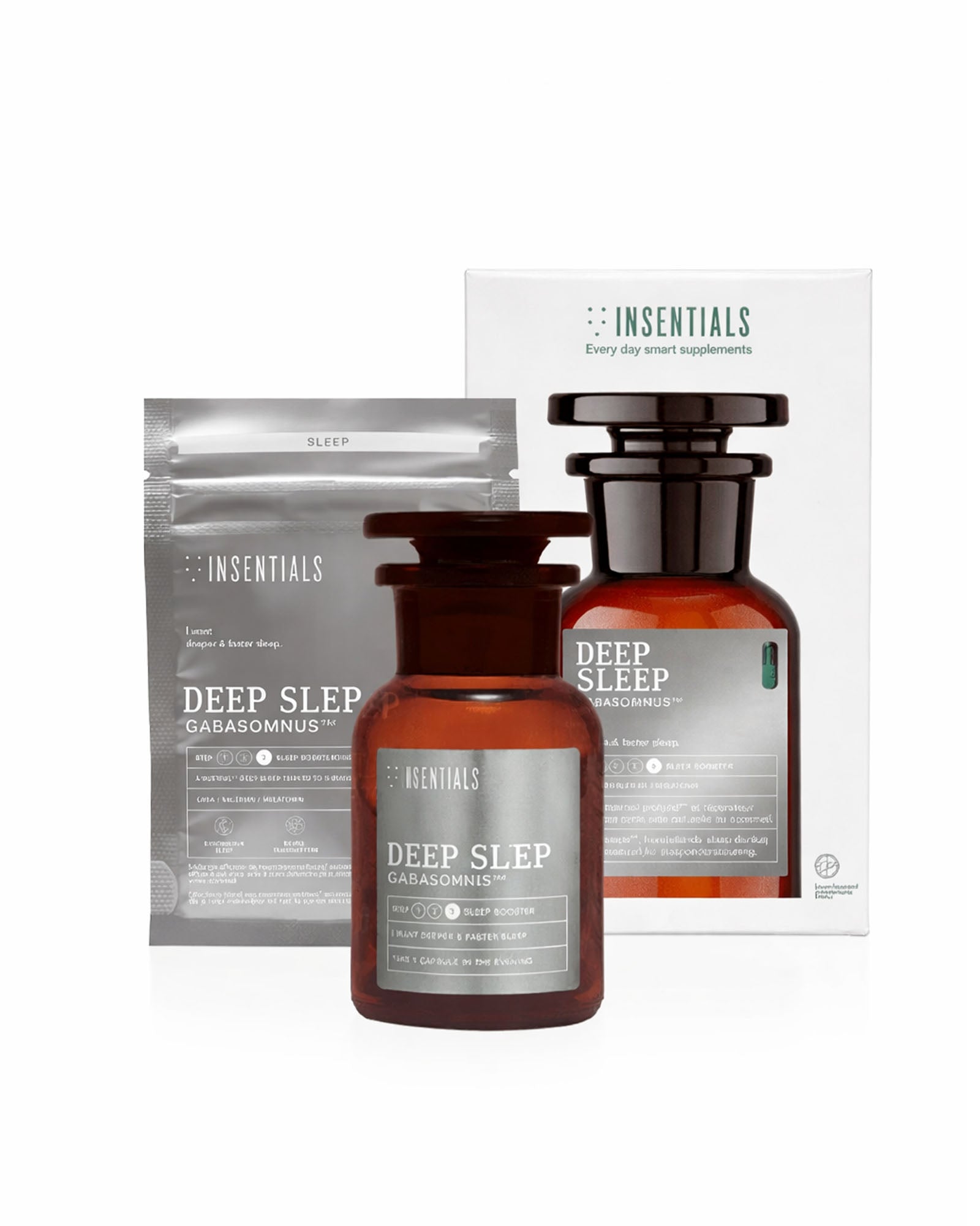 Er wordt een bruine glazen fles getoond met het etiket „Deep Sleep Startset (beter in- en doorslapen)”, samen met de doos en een zakje, allemaal voorzien van het merk „Insentials” en informatie over slaap. Dit natuurlijke voedingssupplement is speciaal ontwikkeld om je te helpen beter te slapen en je avondroutine te ondersteunen.