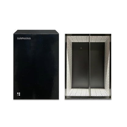 De RainPharma Build Your Own Giftbox is links gesloten afgebeeld en rechts open. Het spiegelend interieur met patroon is perfect voor een persoonlijk geschenk of om zelf je cadeaubox samen te stellen.