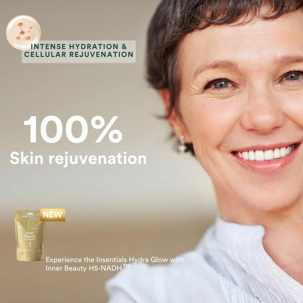 Lachende vrouw van middelbare leeftijd met kort haar, tekstoverlay bevordert 100% huidverjonging en intense hydratatie met Insentials Anti-Aging Pack. Productafbeelding linksonder weergegeven.