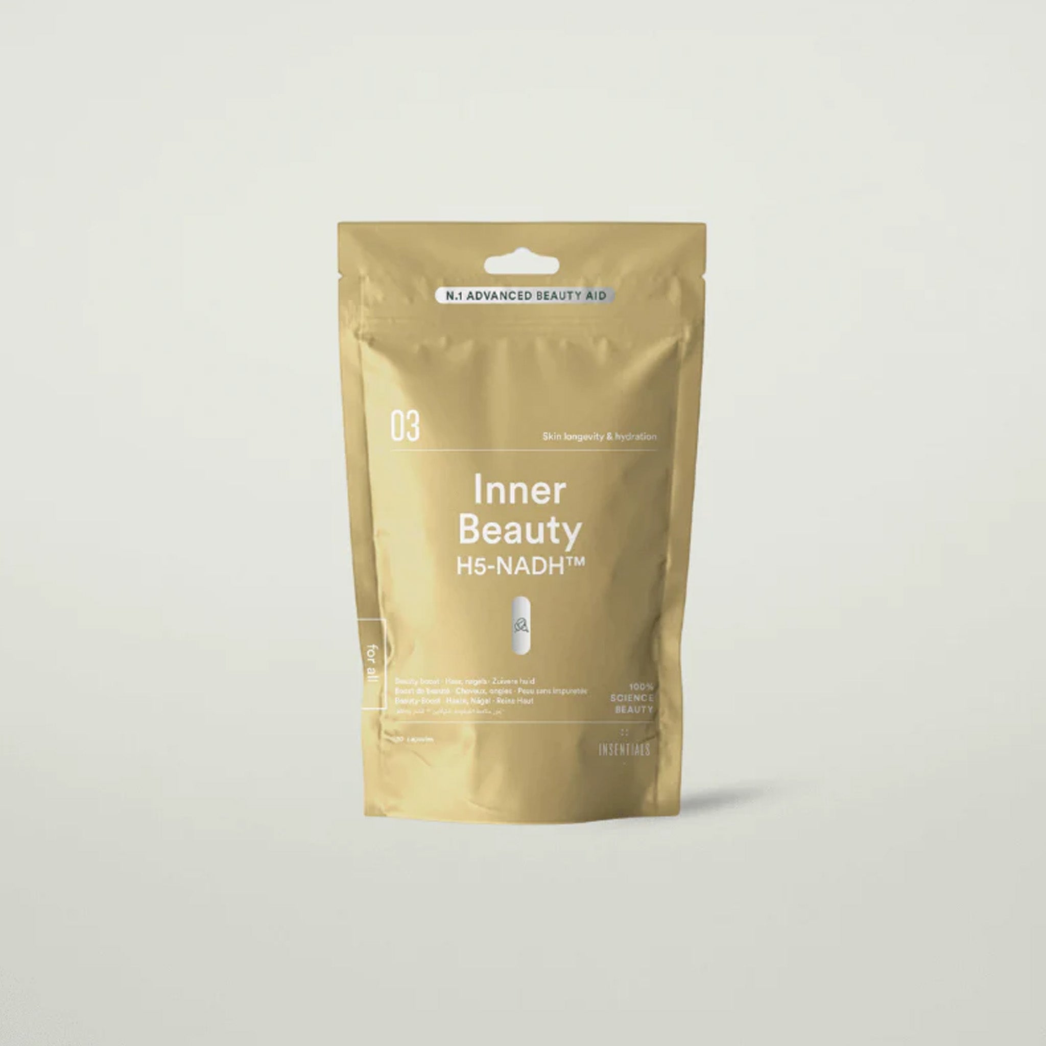 Een gouden hersluitbaar zakje met het opschrift Inner Beauty H5-NADH™ (huidverjonging op celniveau) van Insentials wordt rechtop afgebeeld tegen een effen, lichte achtergrond, waarmee de nadruk wordt gelegd op de bijdrage aan een langere levensduur van de huid en meer energie op celniveau.