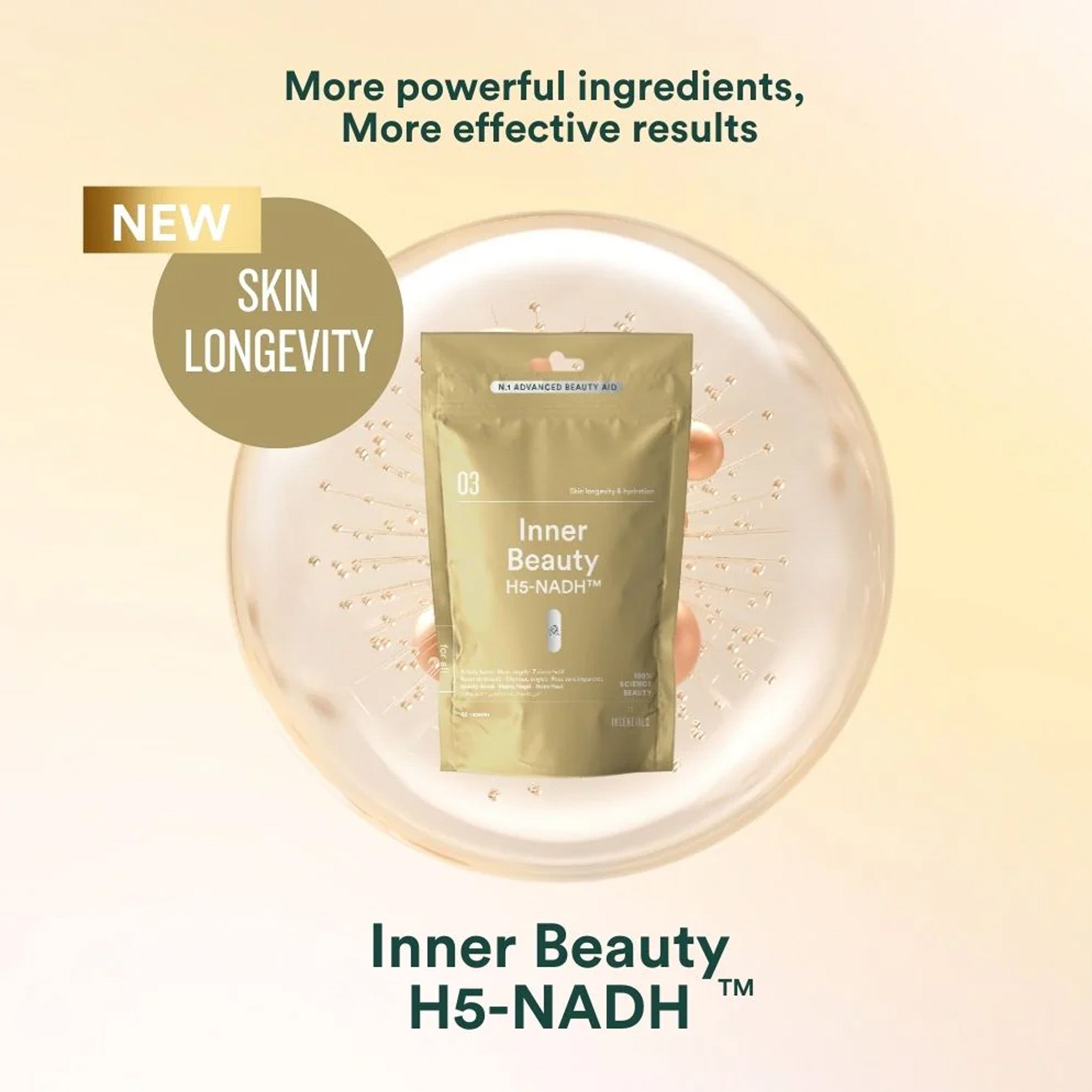 Een gouden zakje met het Insentials Inner Beauty H5-NADH™-supplement (huidverjonging op celniveau) staat centraal op een lichte achtergrond, met tekst waarin de nadruk ligt op huidverjonging, een langere levensduur van de huid en effectieve ingrediënten die de cellulaire energie ondersteunen.