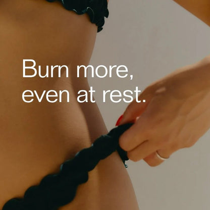 Close-up van een persoon in een bikinibroekje die de tailleband aanpast, met overlappende tekst: &quot;Geef je vetverbranding een boost - zelfs in rust - met Insentials - Metabolic Burn REE shot van Insentials.