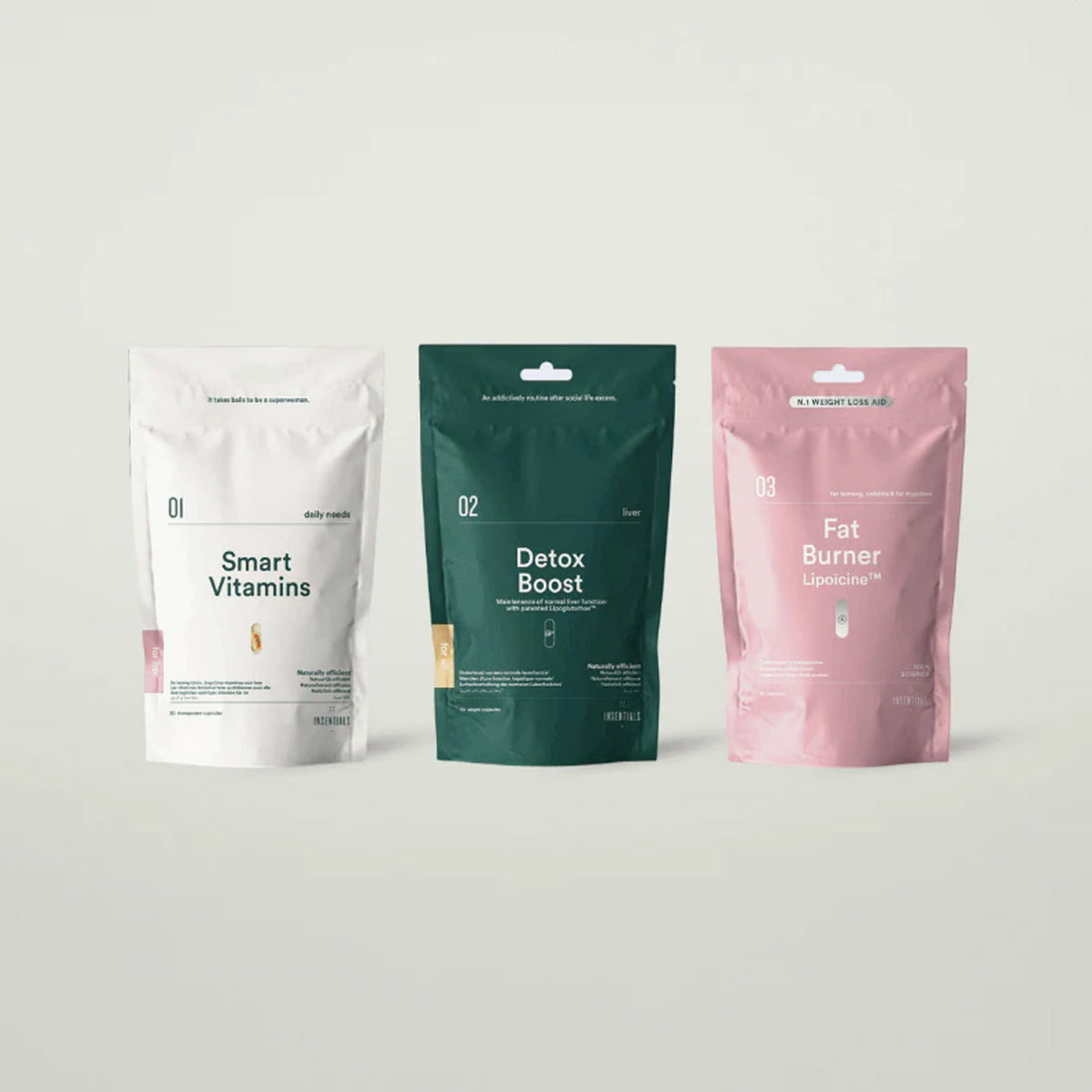 Drie Insentials - Smart Weight Pack staande zakjes zijn naast elkaar gerangschikt tegen een effen achtergrond.
