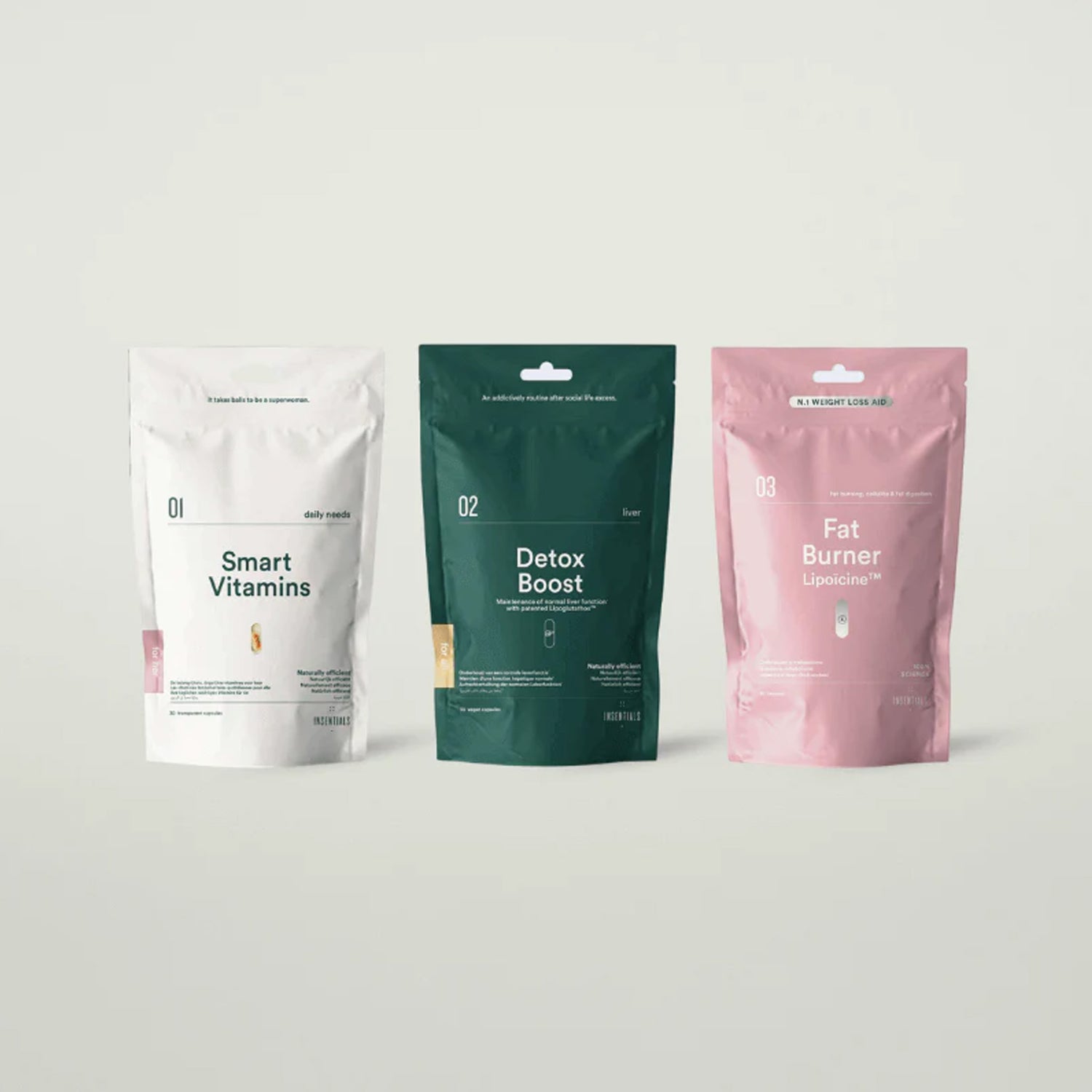 Drie Insentials - Smart Weight Pack staande zakjes zijn naast elkaar gerangschikt tegen een effen achtergrond.