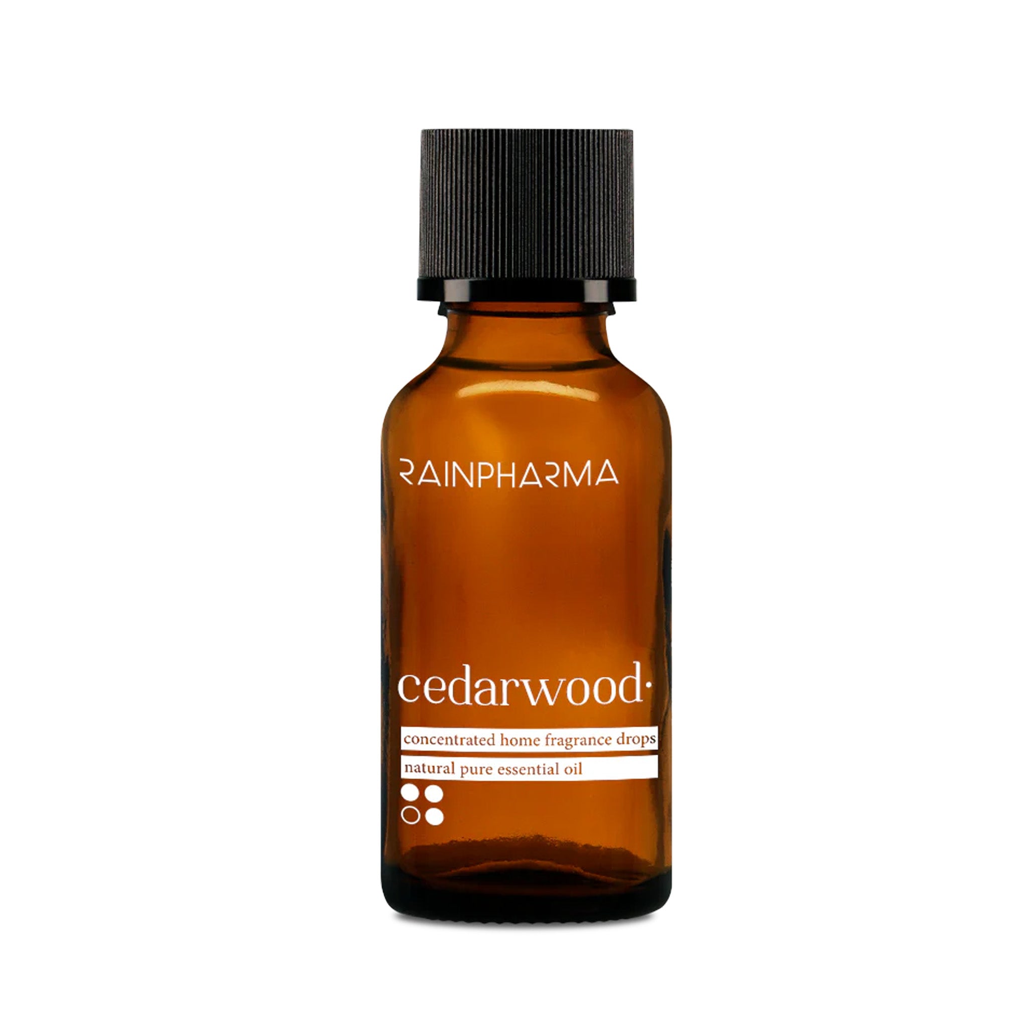 Een bruin glazen flesje RainPharma Essentiële olie Cederhout met een zwarte schroefdop - ideaal voor gebruik in uw aromadiffuser.