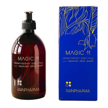 Een fles en doos van RainPharma Skin Wash Magic 11, met blauw en gele verpakking versierd met botanische illustraties, is gemaakt met natuurlijke ingrediënten en verrijkt met essentiële oliën.
