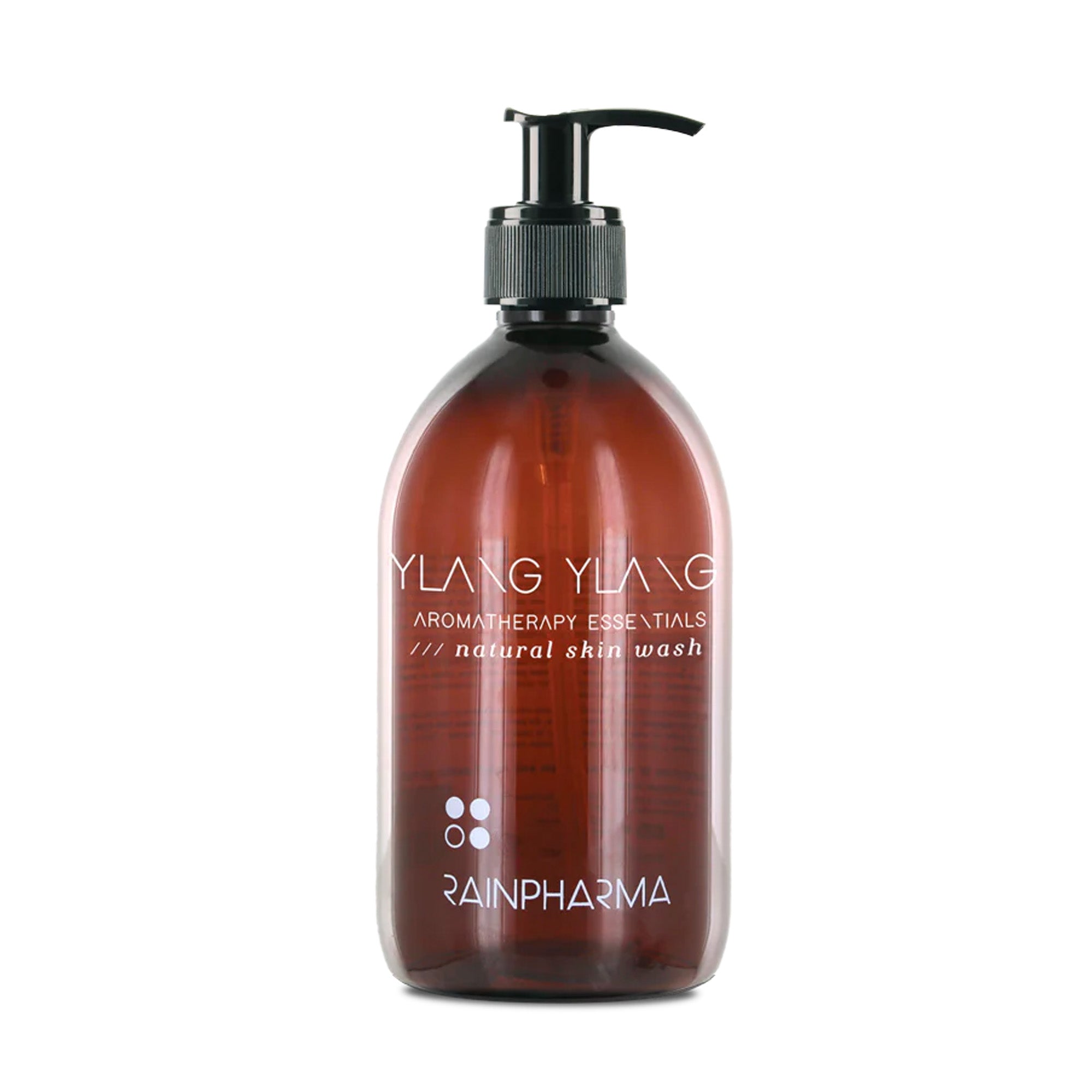 Een bruine pompflacon met het label &quot;Skin Wash - Ylang Ylang&quot; van RainPharma verschijnt tegen een witte achtergrond en toont deze zeepvrije, plantaardige douchegel met natuurlijke ingrediënten.
