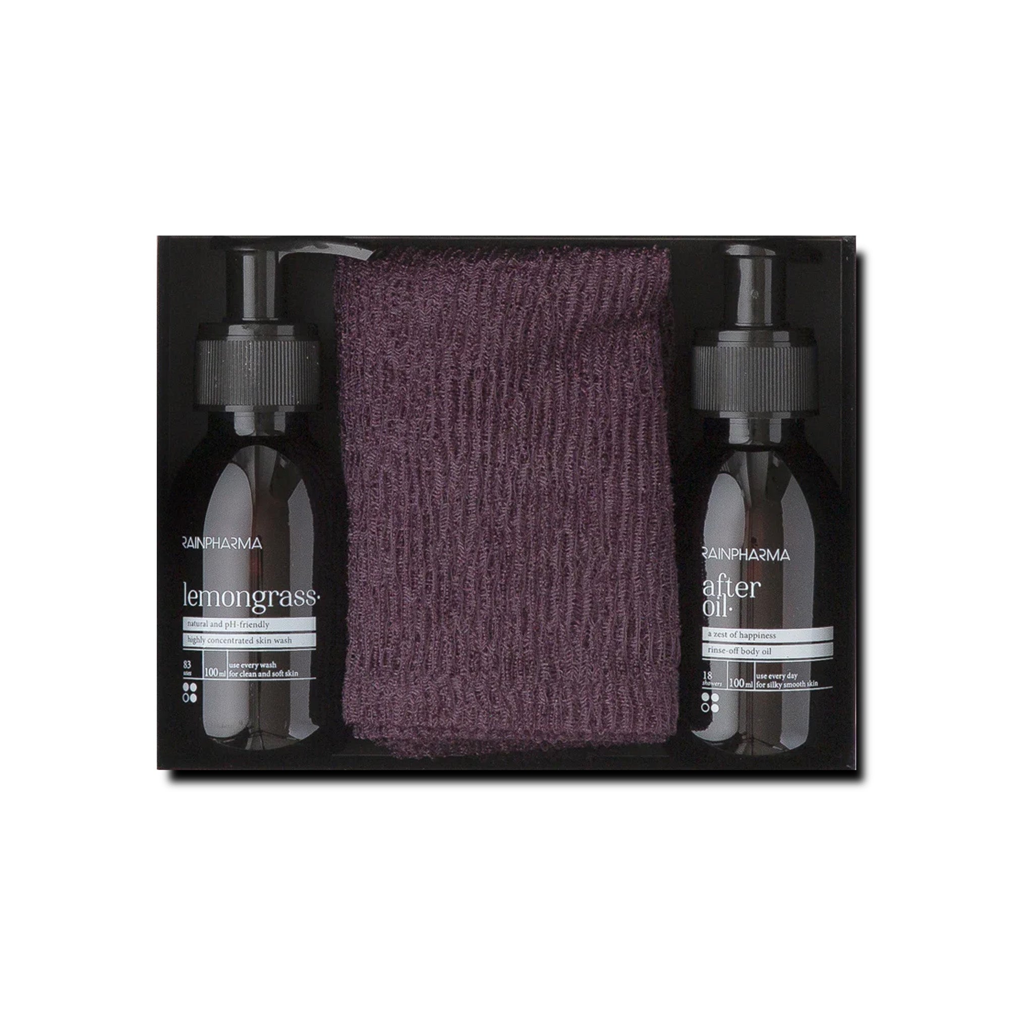 De RainPharma doucheset - Bathroom treasures bevat twee pompflessen (&quot;lemongrass&quot; en &quot;after oil&quot;) en een donkerpaarse washand - een luxe keuze voor liefhebbers van plantaardige doucheproducten.