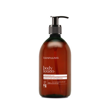 Een bruine pompfles met de tekst &quot;RainPharma Classic Hand &amp; Body Lotion,&quot; een voedende lotion op plantaardige basis voor handen en lichaam, staat tegen een witte achtergrond.