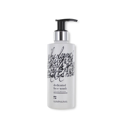 Een 200 ml fles RainPharma Dedicated Face Wash met pompdispenser, witte verpakking, zwart, cursief etiket en verrijkt met citrusoliën voor een verfrissende reiniging.