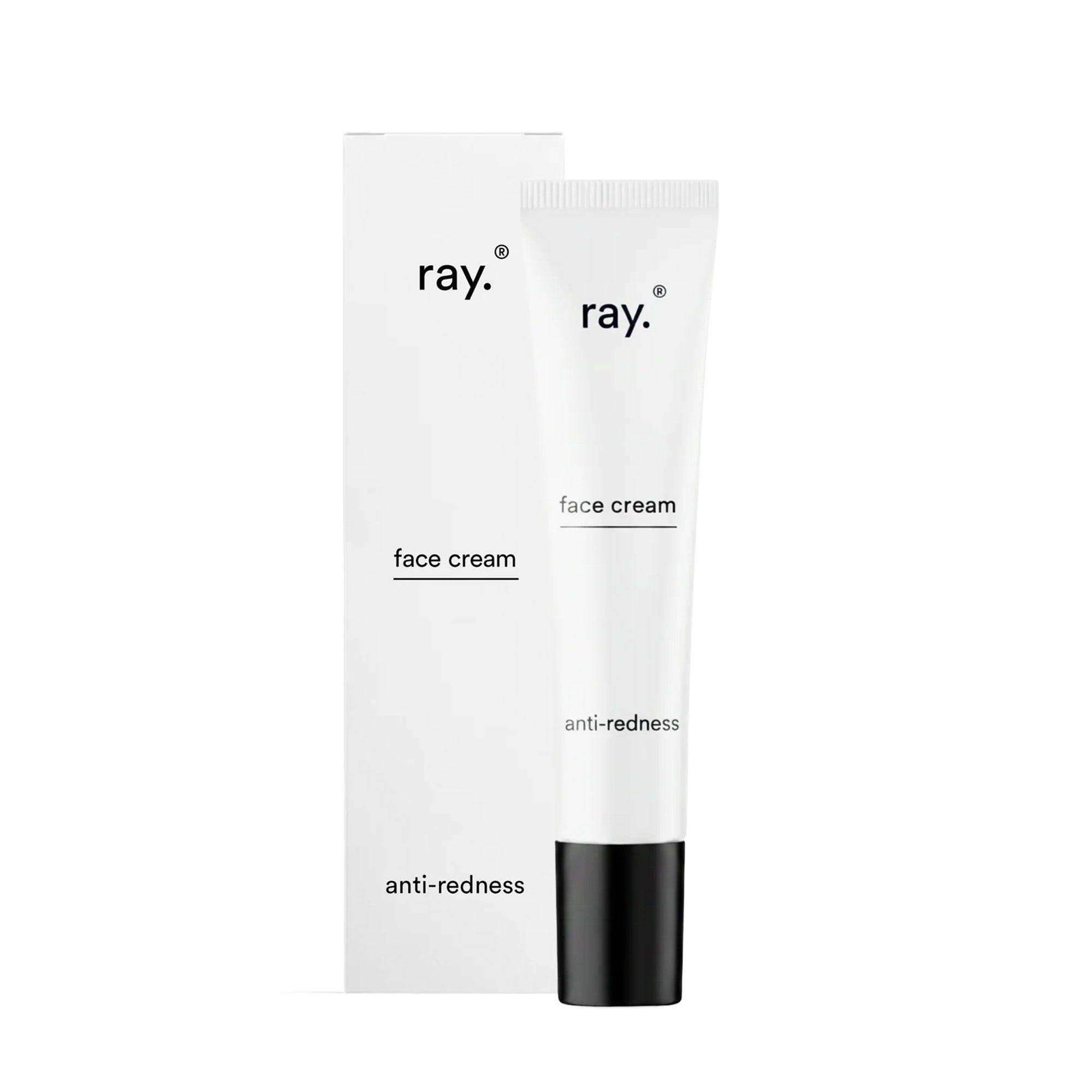 Een witte tube met het opschrift „Ray Face Cream – Anti Roodheden (Rosacea / Couperose)” staat voor de bijbehorende doos, waarop dezelfde tekst op een effen witte achtergrond staat. Deze anti-roodheden gezichtscrème van Ray is speciaal ontwikkeld als kalmerende crème voor de gevoelige huid.