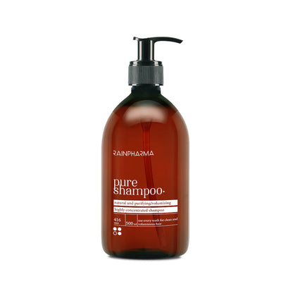 Een bruine pompfles met het label &quot;RainPharma Pure Shampoo&quot;, met natuurlijke ingrediënten en productgegevens in witte en oranje tekst op de voorkant.