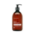 Een bruine pompfles met het label "RainPharma Pure Shampoo", met natuurlijke ingrediënten en productgegevens in witte en oranje tekst op de voorkant.