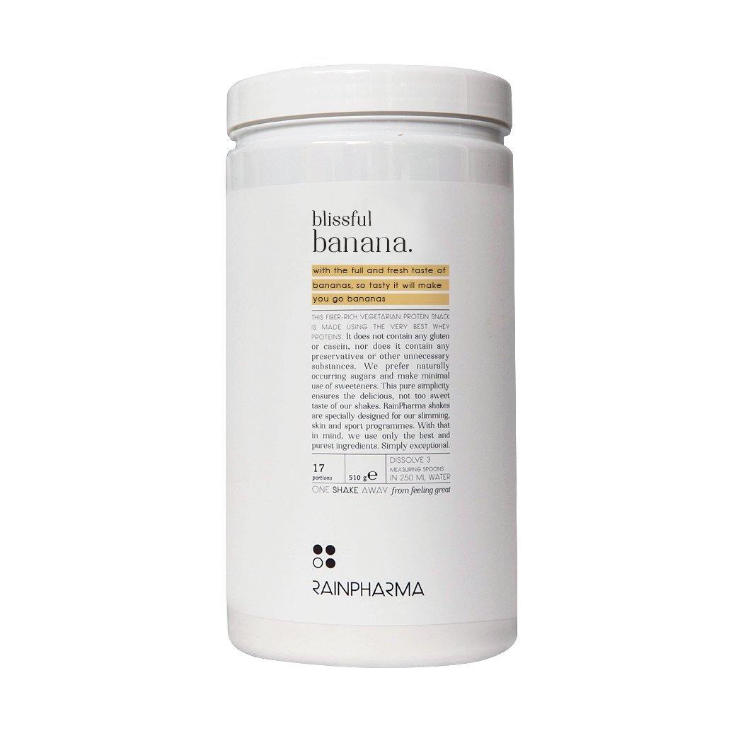 Een Rainpharma Shake &quot;Blissful Banana&quot;, voorzien van een witte verpakking met productdetails en een bananensmaakbeschrijving op de voorkant, is perfect voor een eiwitrijk tussendoortje.