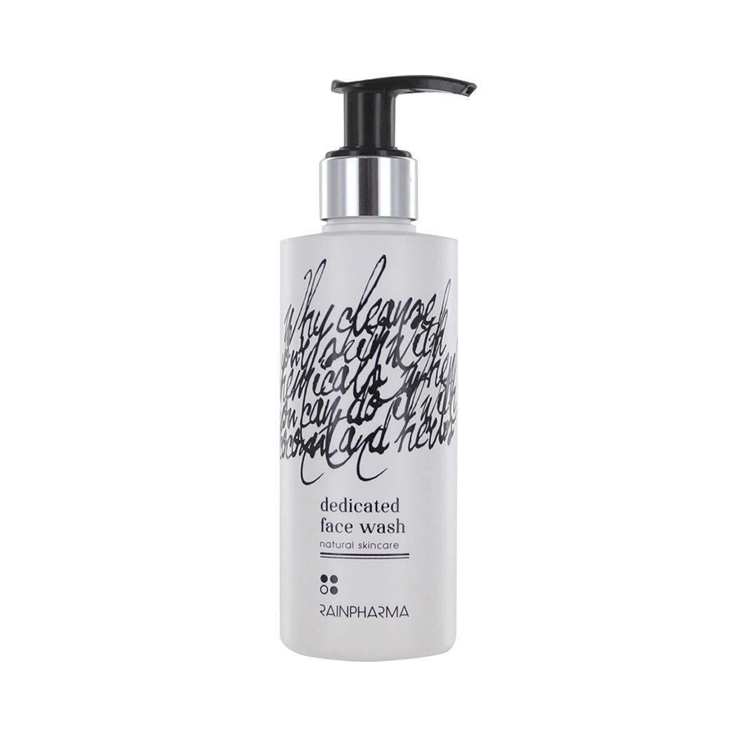 RainPharma Dedicated Face Wash 200 ml is een witte, minimalistische pompfles met het opschrift "dedicated face wash" in zwart schrift en biedt een natuurlijke gezichtsreiniger met citrusoliën.