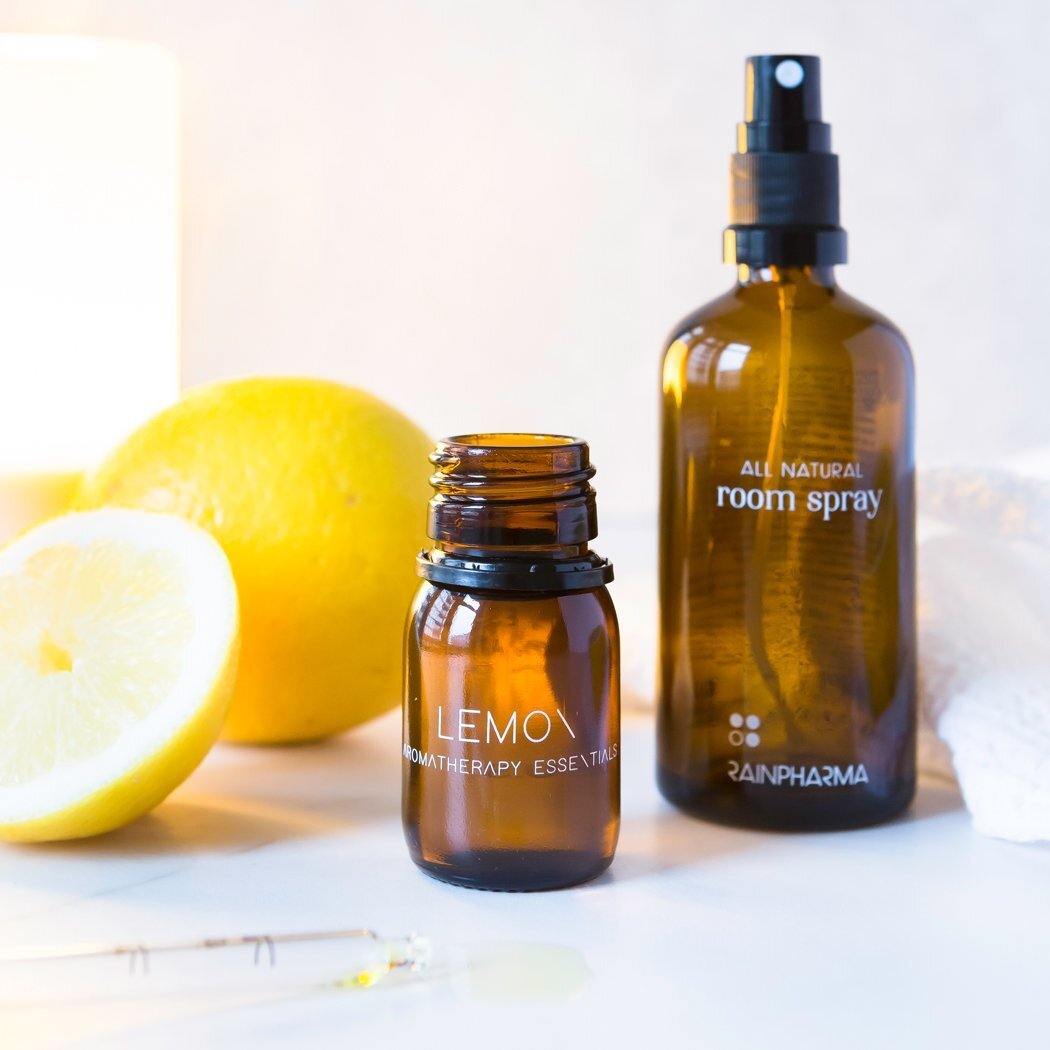 Amberkleurige glazen flesjes met RainPharma&
