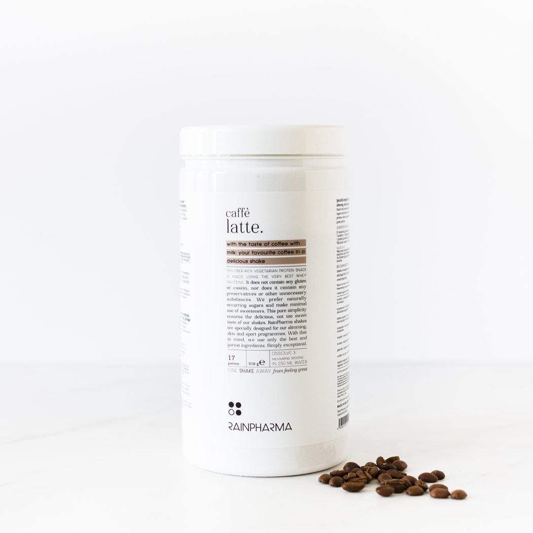 Een witte container met het opschrift &quot;RainPharma Café Latte Shake&quot; van Rainpharma shakes met koffiebonen erop verspreid, tegen een witte achtergrond.