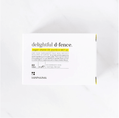 Doosje van RainPharma Vitamine D (Delightful D-fence), veganistisch supplement met vitamine K voor extra weerstand. Bevat 80 softgels in MCT-olie. Dosering en productinfo zichtbaar op witte achtergrond.