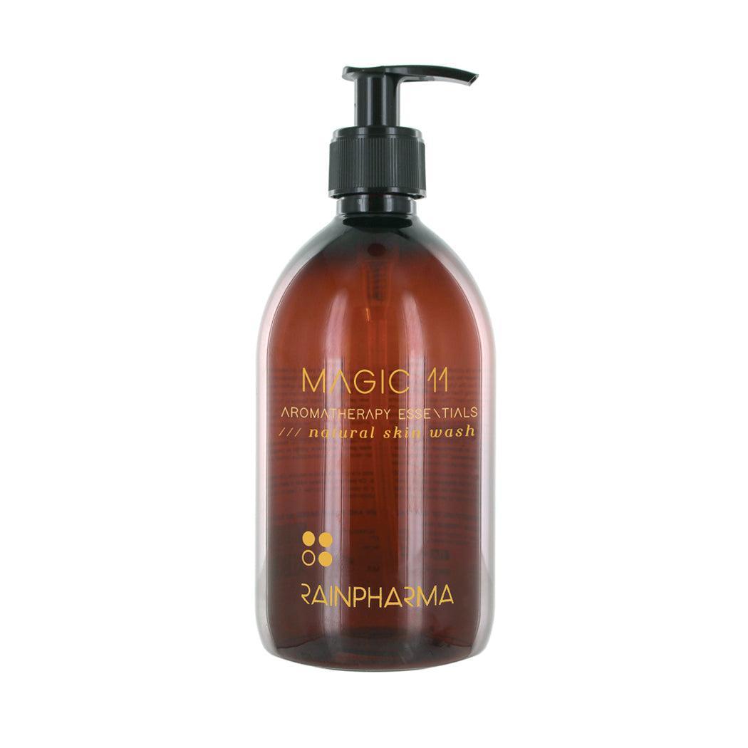 Bruine pompflacon met het opschrift "Skin Wash Magic 11" van RainPharma, vervaardigd met natuurlijke ingrediënten en verrijkt met essentiële ingrediënten.