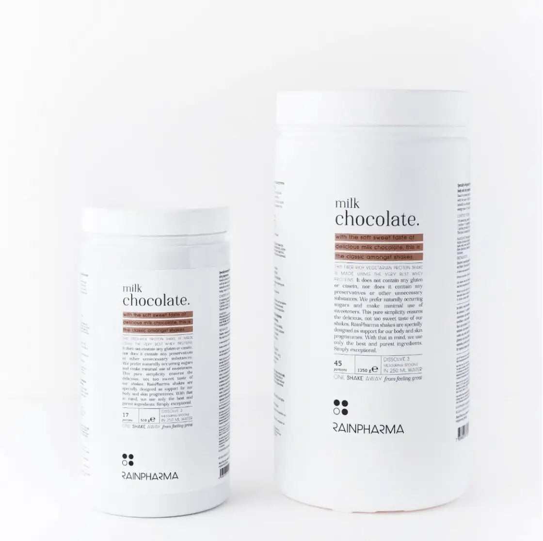 Twee verpakkingen Rainpharma Shake Milk Chocolate XL, elk prominent voorzien van tekstdetails en branding. Als voedzaam eiwitrijk tussendoortje zorgen deze shakes van Rainpharma voor een verrukkelijke smaakbeleving.