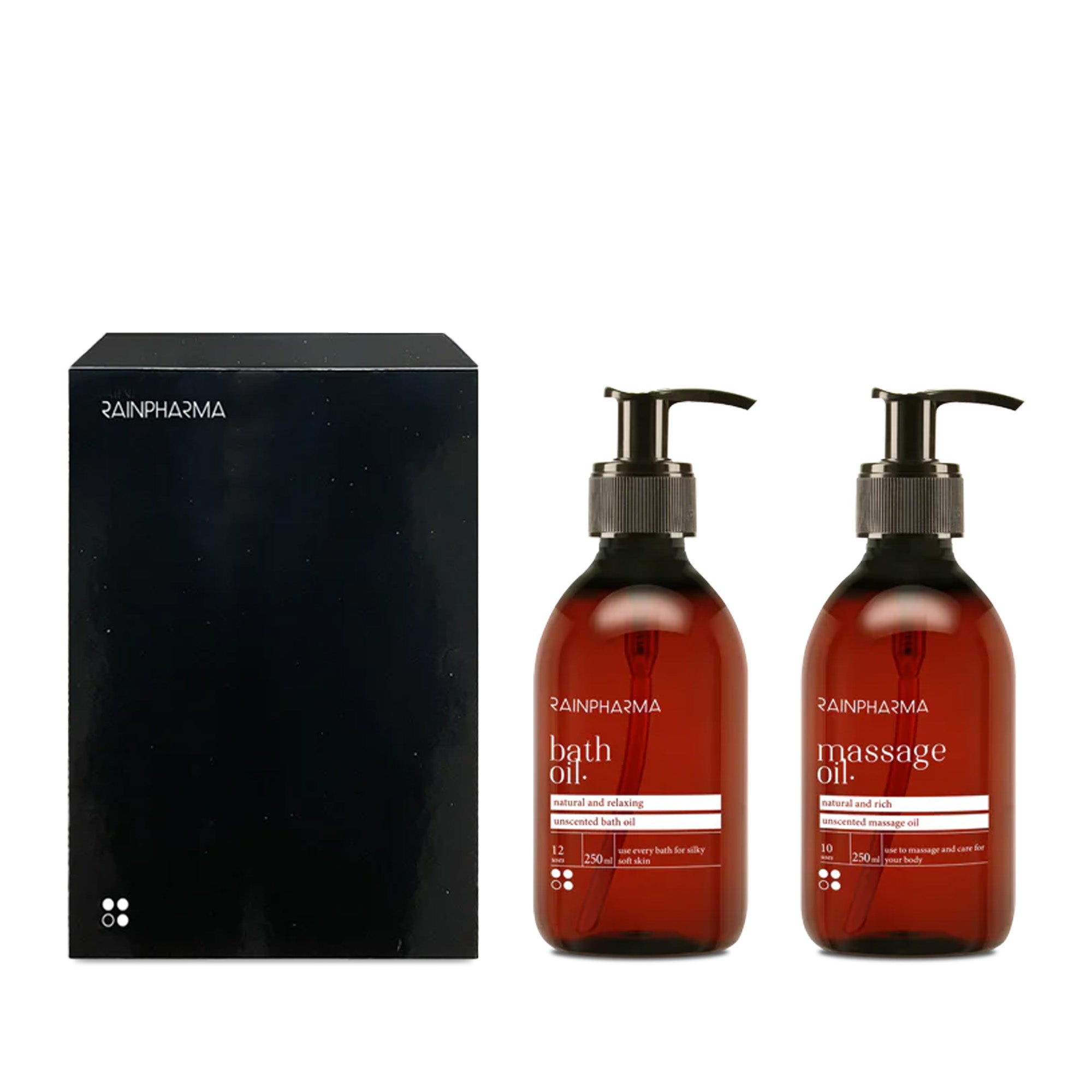 De RainPharma Massage Duo-Badolie en Massageolie 250 ml-zijn afgebeeld in bruine pompflacons naast een zwarte RainPharma geschenkverpakking, alles afgebeeld op een witte achtergrond.