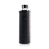 De Equa Mismatch Leather Graphite waterfles van Equa is een heldere borosilicaatglas fles met een zwarte dop, verpakt in een zwart gestikte hoes met een metalen ring en geometrisch accent voor een stijlvolle, duurzame en milieuvriendelijke optie.