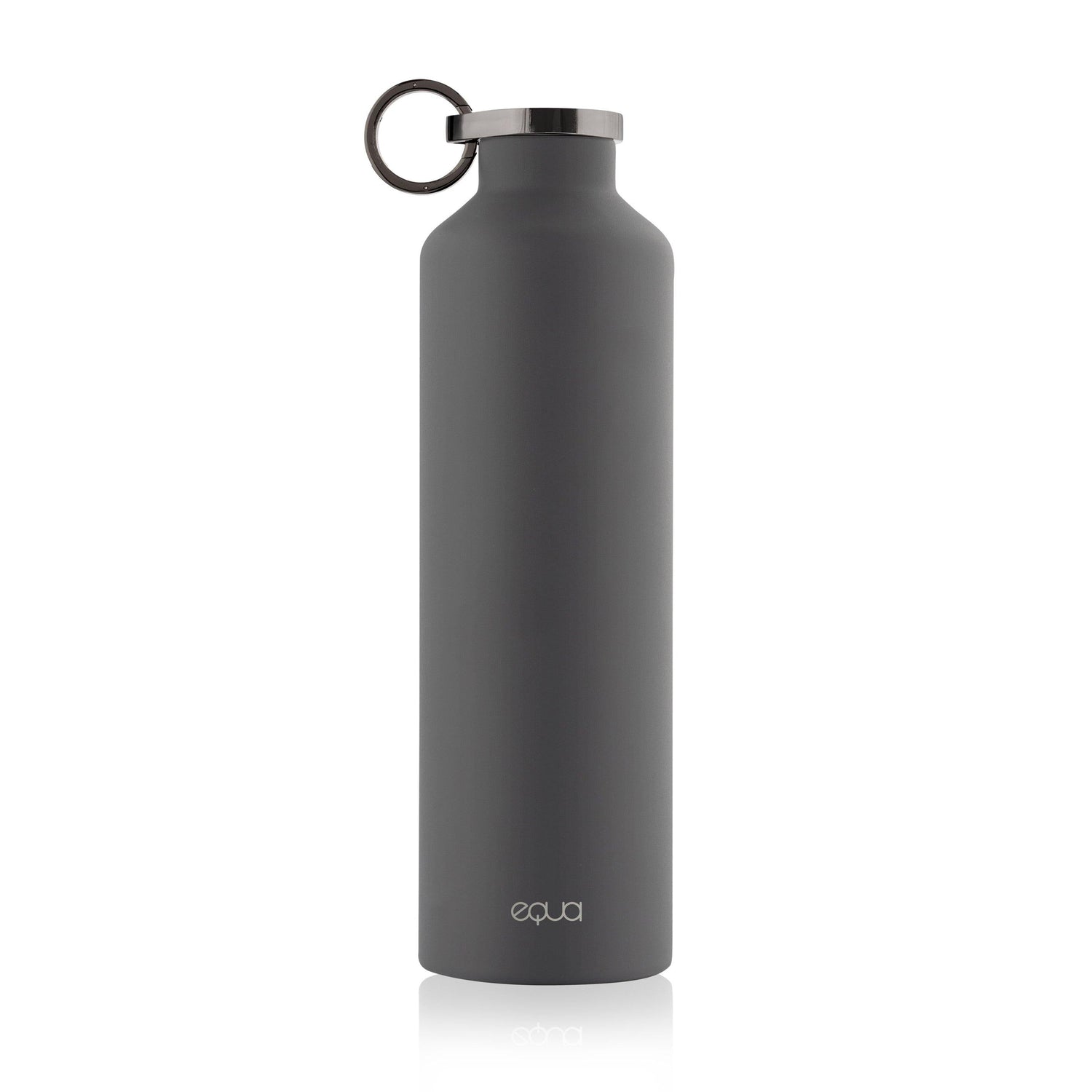 De Equa Waterfles Thermo van roestvrij staal in Dark Grey is BPA-vrij en heeft een zilverkleurige dop met draagring. Het merk "Equa" staat onderaan de fles.
