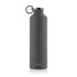 De Equa Waterfles Thermo van roestvrij staal in Dark Grey is BPA-vrij en heeft een zilverkleurige dop met draagring. Het merk "Equa" staat onderaan de fles.