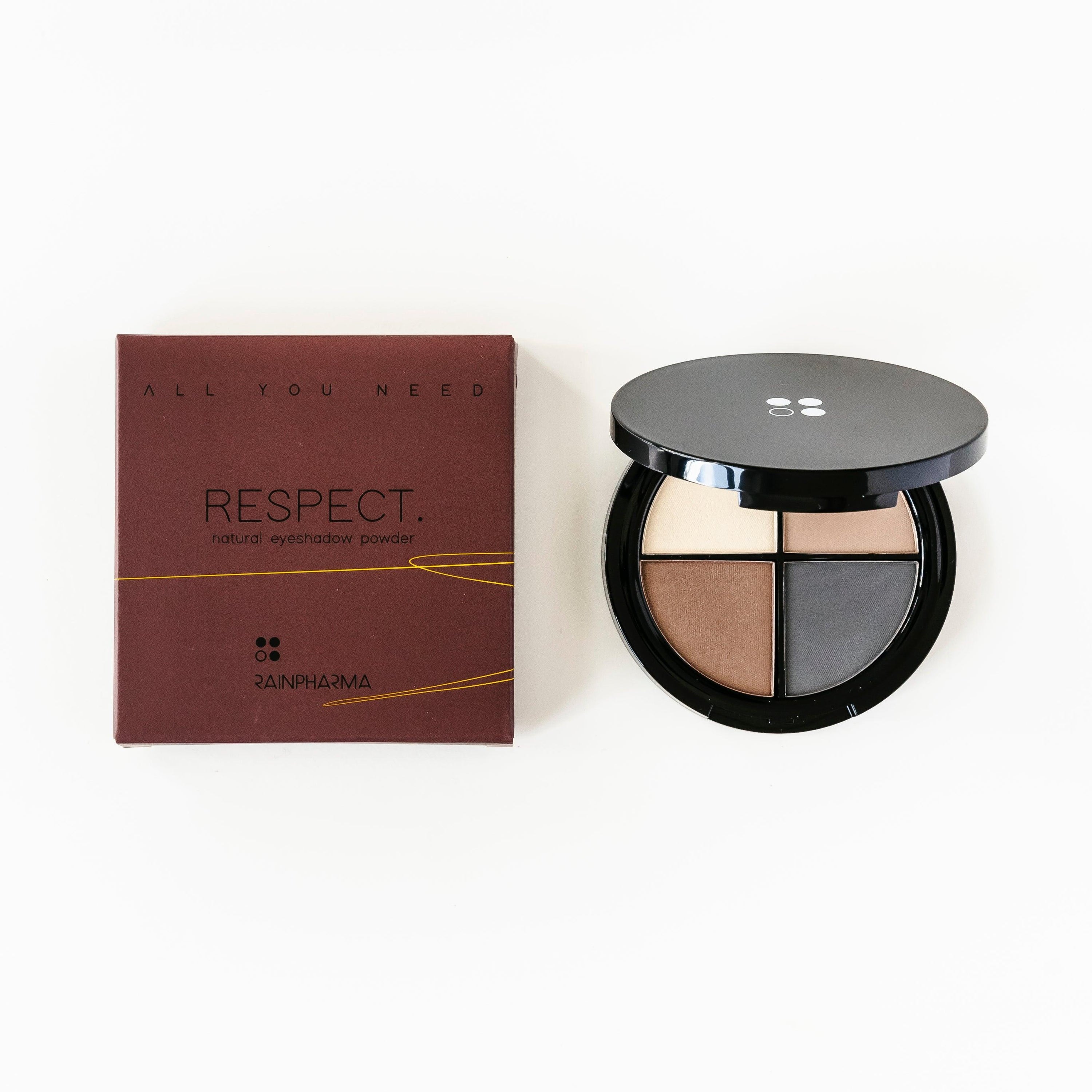 Een gesloten kastanjebruine doos met het opschrift "Cadeaubon Make-up verwenmoment voor twee" van Puur Living zit naast een open ronde doos met vier tinten natuurlijke make-up oogschaduw.
