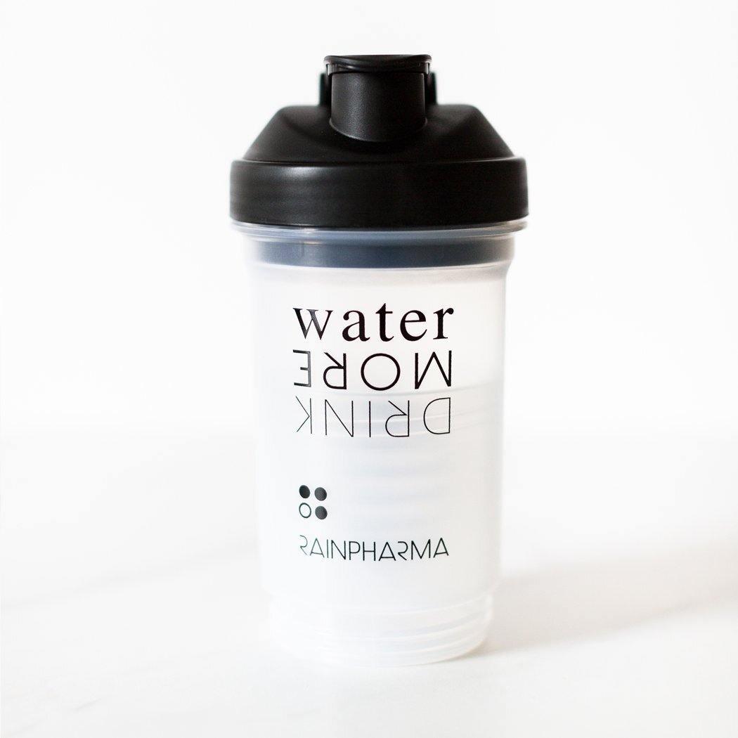 Een doorzichtige plastic Rainpharma schudfles met een zwart deksel, met het opschrift &quot;water drink more&quot; in grote zwarte tekst, tegen een witte achtergrond.
