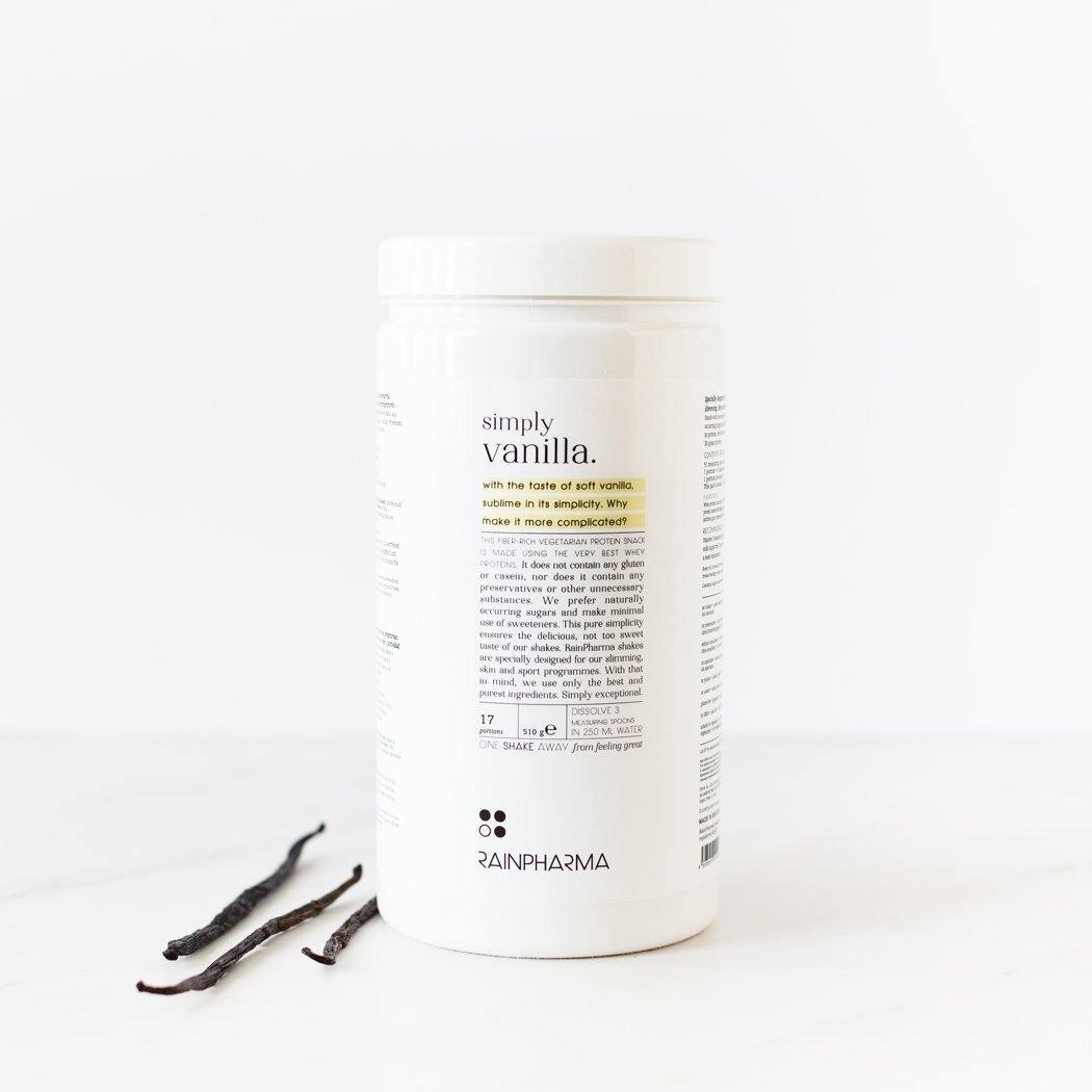 Een witte container met het opschrift &quot;Simply Vanilla Shake&quot; van Rainpharma, met ernaast vanillestokjes op een effen witte achtergrond, die een vanillesmaak biedt.